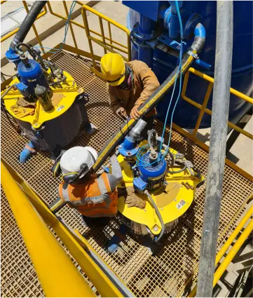 Sistema de concentración gravimétrica en operación con personal técnico