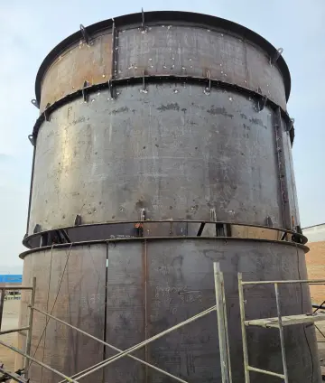 Fabricación de tanque industrial metálico de gran capacidad en proceso de ensamblaje