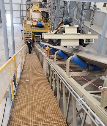 Faja transportadora operativa en planta minera con sistema completo instalado
