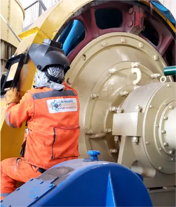 Operario realizando mantenimiento en equipo industrial dentro de planta minera