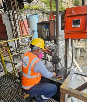 Técnico realizando mantenimiento en sistema automatizado