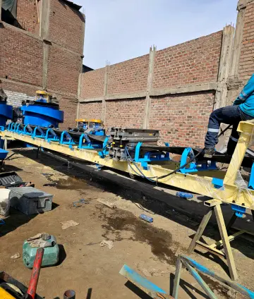 Pre montaje de faja transportadora en planta industrial minera