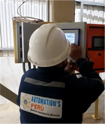 Ingeniero configurando tablero de control industrial