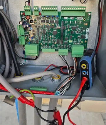 Tablero electrónico de control industrial con conexiones internas