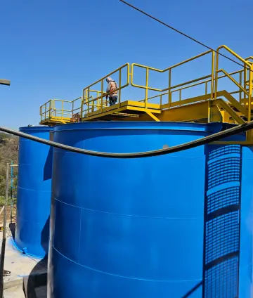 Tanque industrial con recubrimiento anticorrosivo instalado en planta minera