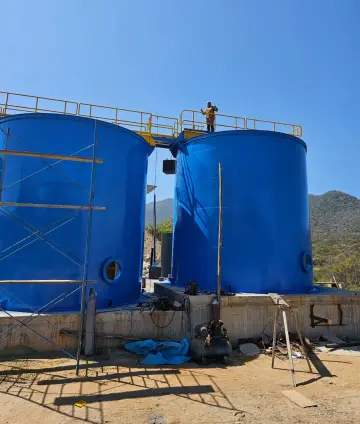 Sistema de tanques industriales operativos en planta minera