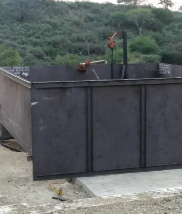 Tolva metálica tipo caja en proceso de ensamblaje estructural